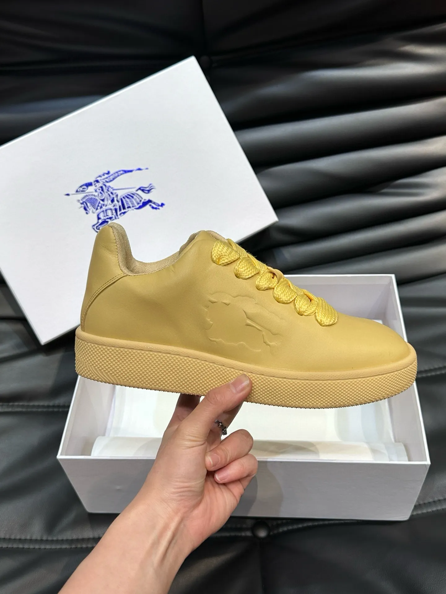 Factory price: 500💰Burberry Box series👫Thick-soled casual sports shoes for couples, cool sneakers and bread shoes, purchased and developed from the original version, the top version of the Box series sports shoes, made of original plaid/knitted fabric, embellished with embossed Equestrian Knight logo (EKD). Made of mesh lining, the laces are decorated with metal coils, the rubber sole is decorated with the Burberry letter logo, and the original molded 3.5CM two-color T men's shoe 💰U outsole! Code number: 35-45 (35-45 customized)